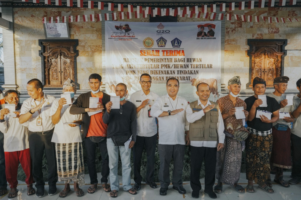 Serah Terima Bantuan Pemerintah Bagi Hewan Yang Tertular PMK